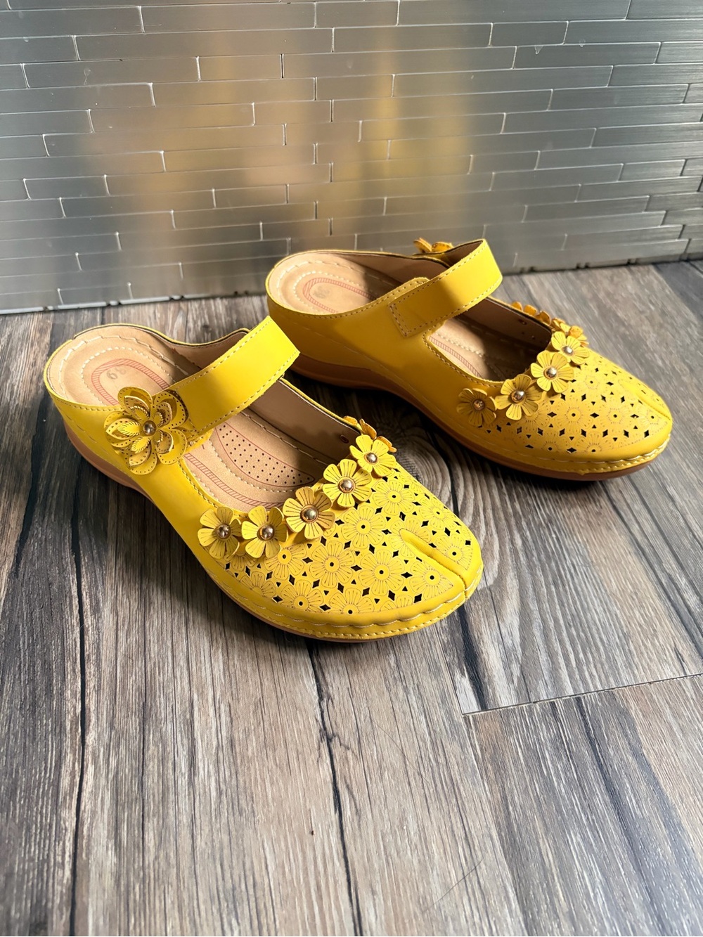 NWOT Women's Yellow Floral Clogs size 39